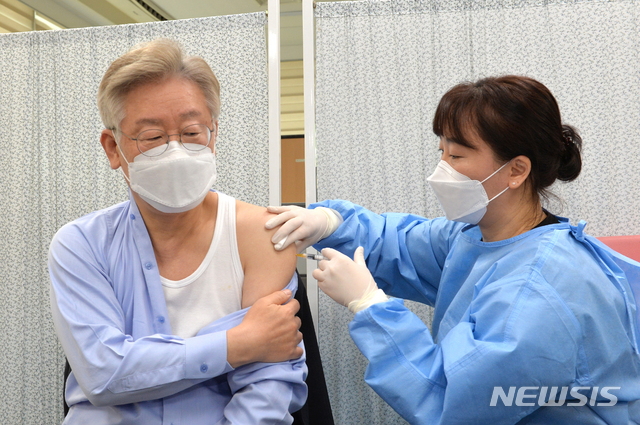 [수원=뉴시스]경기사진공동취재단 = 이재명 경기도지사가 3일 오전 경기도 수원시 팔달구 보건소에서 아스트라제네카(AZ)사의 코로나19  백신 접종을 받고 있다. 2021.06.03.photo@newsis.com