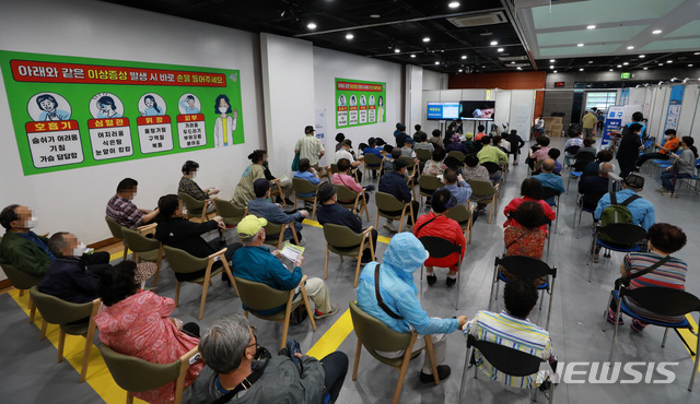 [서울=뉴시스]이영환 기자 = 3일 오후 서울 영등포구 영등포아트홀에 마련된 코로나19 예방접종센터에서 어르신들이 백신을 접종을 마친 후 경과를 지켜보고 있다. 60세~74세 고령층 등을 대상으로 한 코로나19 백신 접종 사전 예약은 이날 종료된다. 2021.06.03. 20hwan@newsis.com