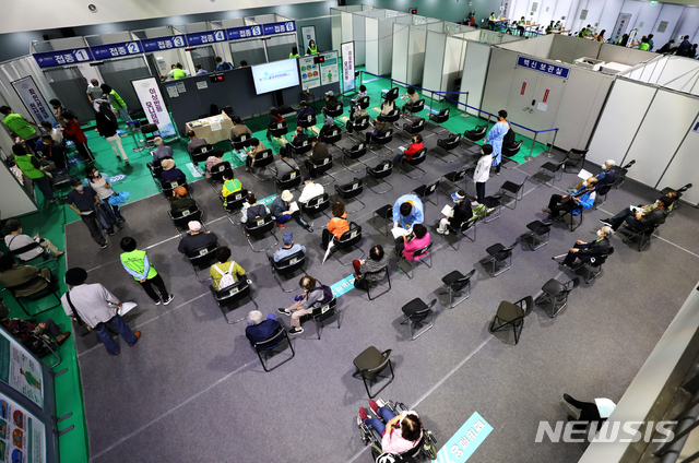 [서울=뉴시스]정병혁 기자 = 3일 오후 서울 서대문구 북아현문화체육센터에 마련된 코로나19 예방접종센터에서 백신 접종을 마친 어르신들이 경과를 지켜보고 있다. 60세~74세 고령층 등을 대상으로 한 코로나19 백신 접종 사전 예약은 이날 종료된다. 2021.06.03. jhope@newsis.com