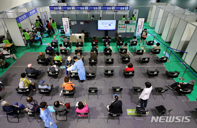 [서울=뉴시스]정병혁 기자 = 3일 오후 서울 서대문구 북아현문화체육센터에 마련된 코로나19 예방접종센터에서 백신 접종을 마친 어르신들이 경과를 지켜보고 있다. 60세~74세 고령층 등을 대상으로 한 코로나19 백신 접종 사전 예약은 이날 종료된다. 2021.06.03. jhope@newsis.com