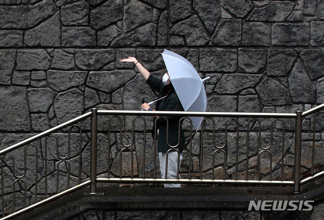 [서울=뉴시스]김병문 기자 = 전국적으로 비가 내리는 지난 3일 오후 서울 종로구 자하문터널 계단에서 한 시민이 우산을 쓰고 있다. 2021.06.03. dadazon@newsis.com