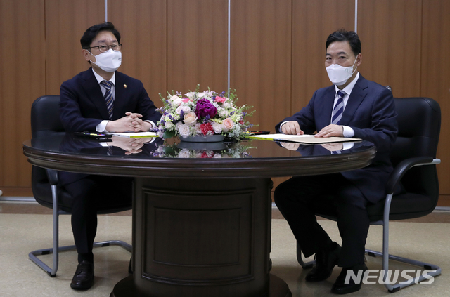 [서울=뉴시스]조성우 기자 = 박범계 법무부 장관과 김오수 검찰총장이 지난 3일 오후 서울 서초구 고등검찰청에서 만나고 있다. 2021.06.03. xconfind@newsis.com