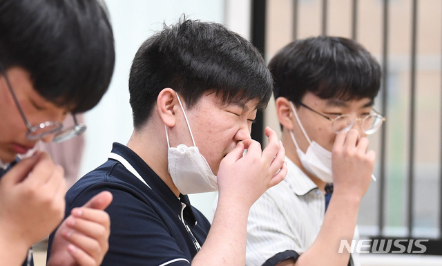 [서울=뉴시스]사진공동취재단 = 3일 오후 서울 강남구 서울로봇고등학교에서 기숙사에 생활하는 학생들이 코로나19 자가검사키트를 사용해보고 있다. 서울시는 4일부터 다음달 23일까지 7주간 기숙학교 19곳을 대상으로 자가검사키트 도입 시범사업을 실시한다. 시범사업 대상은 자가검사키트 도입을 희망한 기숙학교 19개교 학생, 교직원 등 5458명이다. 대상자는 기숙사 입·퇴소시 주 2회 자가검사키트 검사를 받게 된다. 2021.06.03. photo@newsis.com