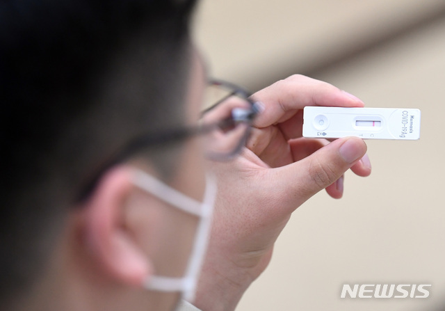 [서울=뉴시스] 오명돈 서울대 의대 교수는 서울시교육청이 공개한 '코로나19 검사 방법에 따른 효율성 비교 분석 연구'에서 신속항원검사 방식이 학교 주기 전수 진단검사로서 유용하다고 평가했다. 지난 6월3일 오후 서울 강남구 서울로봇고등학교에서 기숙사에 생활하는 학생들이 신속항원검사 방식의 코로나19 자가검사키트를 사용해보고 있다. (사진공동취재단) 2021.12.28. photo@newsis.com