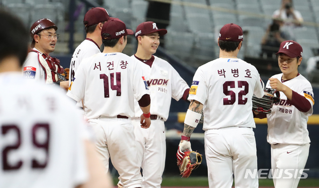 [서울=뉴시스]조수정 기자 = 3일 오후 서울 고척스카이돔에서 열린 프로야구 KBO리그 롯데자이언츠와 키움히어로즈 경기, 9회초 9대 4로 승리한 키움 마무리 투수 오주원과 포수 이지영, 박병호, 서건창 등 선수들이 기쁨을 나누고 있다. 2021.06.03. chocrystal@newsis.com