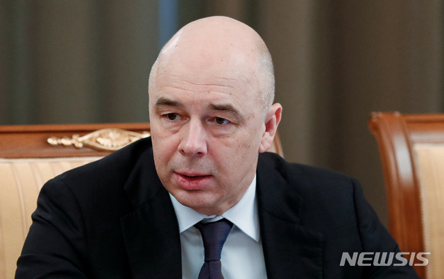 [모스크바=AP/뉴시스] 안톤 실루아노프 러시아 재무장관이 러시아·중국 주도 신흥 경제국 연합체 브릭스(BRICS)가 달러 무역 체제에서 독립하고 있다고 7일(현지 시간) 주장했다. 사진은 2020년 3월12일 러시아 모스크바에서 열린 각료회의에 참석한 실루아노프 장관. 2025.07.08.