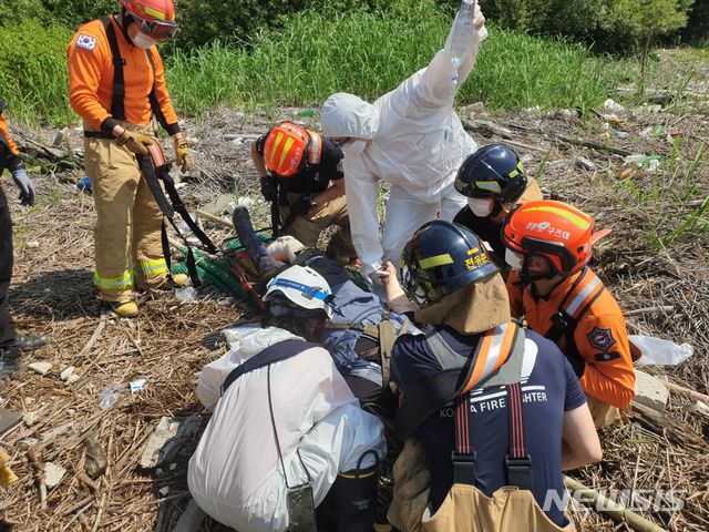 [서울=뉴시스] 지난해 경기도 고양시 일산동구 장항습지에서 지뢰로 추정되는 폭발사고가 발생해 소방당국이 구조 중인 모습. 사진은 기사와 무관. (사진=뉴시스DB) photo@newsis.com 