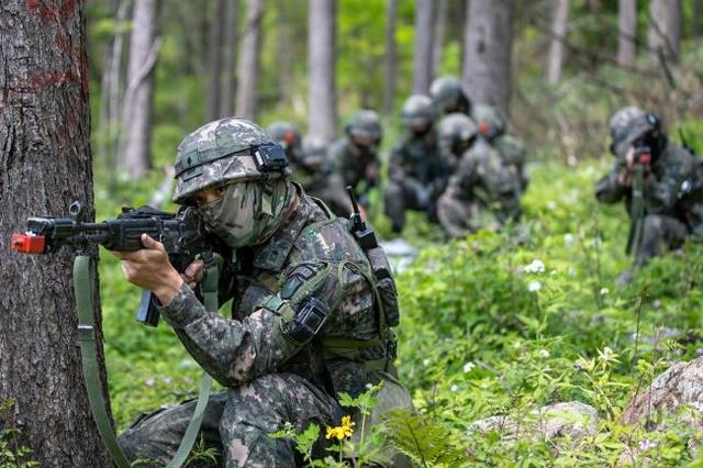 [서울=뉴시스] 지난 5월10일부터 21일까지 육군 최초로 진행된 ‘신임장교 여단전투단 과학화전투훈련’에서 신임장교들이 전문대항군과 실전적인 교전 훈련을 하고 있다. 2021.06.04. (사진=육군 제공) *재판매 및 DB 금지