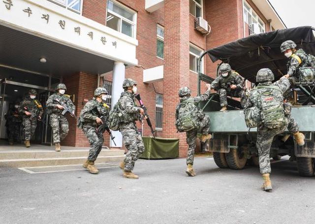 [서울=뉴시스] 해병대2사단 군수대대가 주둔지에서 실시한 전반기 전술훈련 중 국지도발 대비 훈련에서 핵심지점 점령을 위해 신속대응부대가 출동하고 있다. 2021.06.05. (사진=해병대 제공) *재판매 및 DB 금지