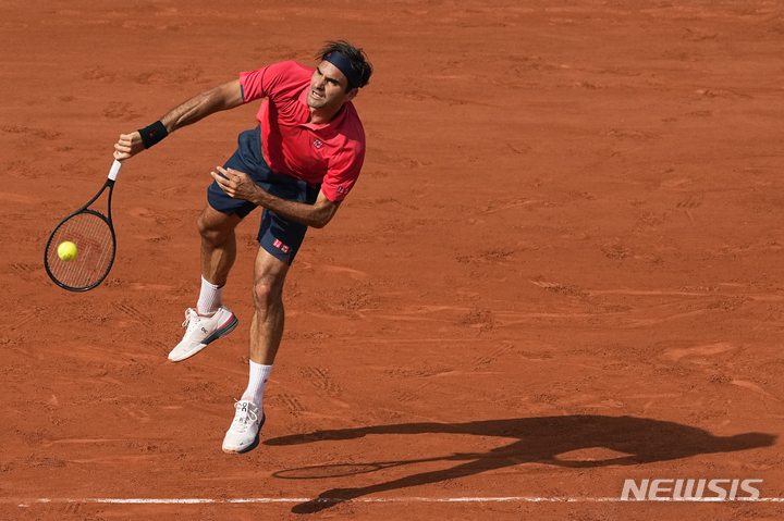 [파리=AP/뉴시스]로저 페더러(8위·스위스)가 3일(현지시간) 프랑스 파리의 스타드 롤랑가로스에서 열린 프랑스오픈 테니스대회 남자 단식 2회전 마린 칠리치(47위·크로아티아)에게 서브하고 있다. 2022.09.16.