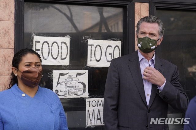 런던 브리드 샌프란시스코 시장이 6월 3일 개빈 뉴섬 캘리포니아 주지사와 함께 시내 식당영업의 코로나19 방역 제한 조치 완화를 발표하고 있다. 