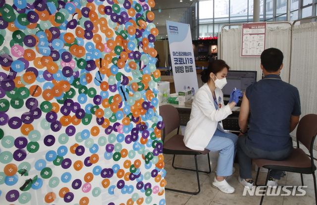 [서울=뉴시스]김형수 기자 = 국내 코로나19 예방접종 진행 100일을 하루 앞둔 4일 오전 서울 서대문구 세브란스병원 접종센터에서 시민들이 아스트라제네카(AZ) 백신 접종을 받고 있다. 접종센터 입구에 놓인 실내 입간판에 접종을 마친 시민들이 붙여놓고 간 출입용 스티커들로 가득 차있다. 2021.06.04. kyungwoon59@newsis.com