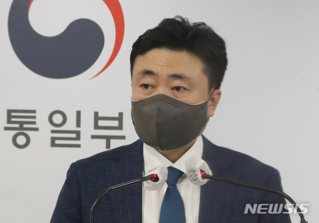 [서울=뉴시스]김명원 기자 = 차덕철 통일부 부대변인이 4일 오전 서울 종로구 정부서울청사 합동브리핑실에서 현안 관련 정례브리핑을 하고 있다.  2021.06.04. kmx1105@newsis.com