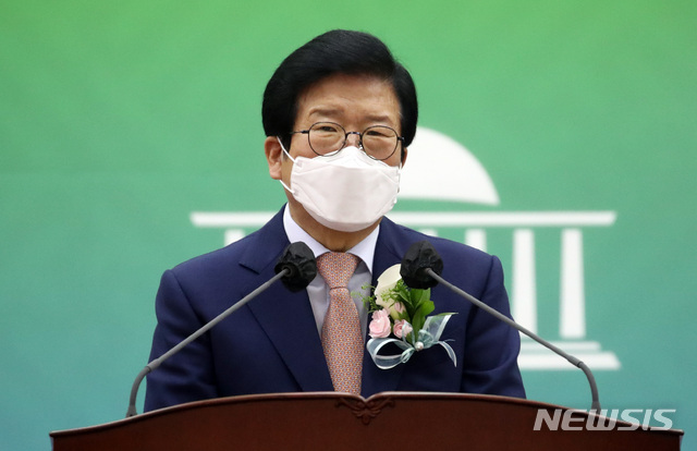 [서울=뉴시스]전신 기자 = 박병석 국회의장이 4일 서울 여의도 국회 중앙홀에서 열린 제73주년 국회 개원기념식에서 기념사하고 있다. 2021.06.04. photo1006@newsis.com