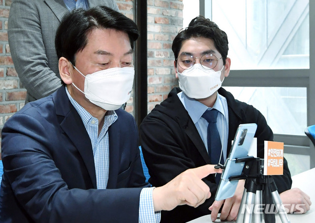 [서울=뉴시스]국회사진기자단 = 국민의당 안철수 대표가 4일 서울 강남구 닥터나우 본사에서 '코로나19를 이겨내는 청년들 비대면 진료 스타트업 방문 간담회'에 앞서 비대면 진료 체험을 하고 있다. 2021.06.04. photo@newsis.com