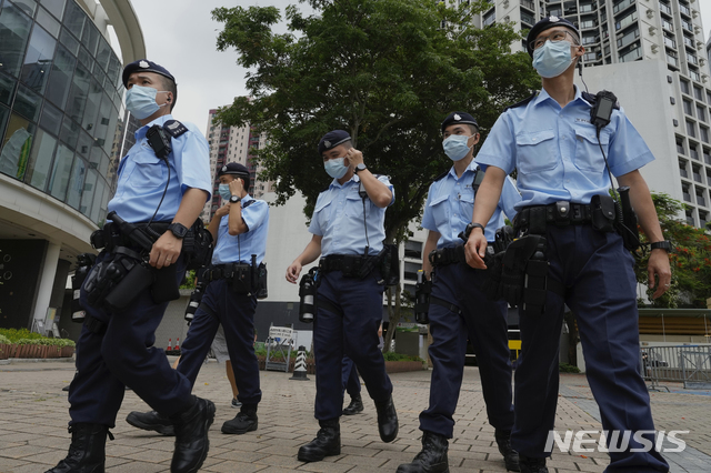 [홍콩=AP/뉴시스] 2021년 6월 4일 홍콩 경찰관들이 빅토리아 공원을 순찰하고 있다. 홍콩에서는 1989년 6월4일 톈안먼 사태 이후 매년 6월4일 빅토리아 공원에 수많은 시민이 모여 희생자를 추모하는 밤샘 촛불집회를 열어왔다. 2025.06.04.