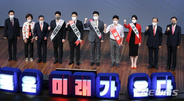 [대전=뉴시스]강종민 기자 = 4일 오후 대전 서구 KT대전인재개발원에서 열린 국민의힘 제1차 전당대회 충청권 합동연설회에서 청년최고위원 후보자들이 파이팅을 외치고 있다. (공동취재사진) 2021.06.04. photo@newsis.com