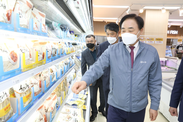 [서울=뉴시스] 김진아 기자 = 임준택 수협중앙회장이 4일 서울 노원구 수협 바다마트 상계점을 방문해 '수산물 전문매장'을 둘러보고 있다. (사진=수협중앙회 제공) 2021.06.04. photo@newsis.com *재판매 및 DB 금지