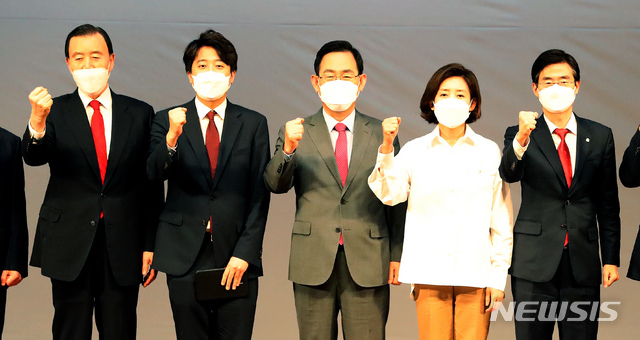 [대전=뉴시스]강종민 기자 = 국민의힘 당 대표 후보들이 4일 오후 대전시 서구 괴정동 KT대전인재개발원에서 열린 대전·세종·충북·충남 합동연설회에서 정견 발표에 앞서 파이팅을 외치고 있다. 왼쪽부터 홍문표, 이준석, 주호영, 나경원, 조경태 후보. (공동취재사진) 2021.06.04. photo@newsis.com