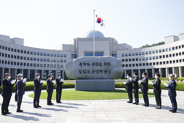 [서울=뉴시스] 문재인 대통령이 4일 오후 국가정보원에서 박지원 국정원장 등 참석자들과 원훈석을 제막하고 있다.   왼쪽부터 이한중 양지회장, 정해구 경제인문사회 연구회 이사장, 서훈 국가안보실장, 김경협 국회 정보위원장, 문 대통령, 박 원장, 윤형중 국정원 1차장, 박정현 국정원 2차장, 김선희 국정원 3차장, 박선원 국정원 기조실장. (사진=청와대 제공) 2021.06.04. photo@newsis.com *재판매 및 DB 금지