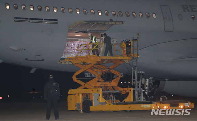 [성남=뉴시스] 사진공동취재단 = 미국 행정부가 한국군에 제공한 얀센 백신 100만 명 분이 지난 6월5일 새벽 경기도 성남 서울 공항에 도착하고 있다. 2021.06.05. photo@newsis.com
