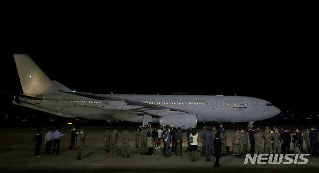 [성남=뉴시스] 사진공동취재단 = 얀센 백신 100만 명 분이 실린 한국 공군 공중급유기 KC-330이  5일 새벽 경기도 성남 서울 공항에 도착하고 있다. 2021.06.05. photo@newsis.com