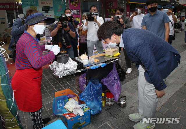 [춘천=뉴시스] 김경목 기자 = 이준석 국민의힘 당 대표 후보가 5일 오전 강원도 춘천시 명동거리에서 허리를 90도로 굽히며 자신을 소개하고 있다. 2021.06.05. photo31@newsis.com