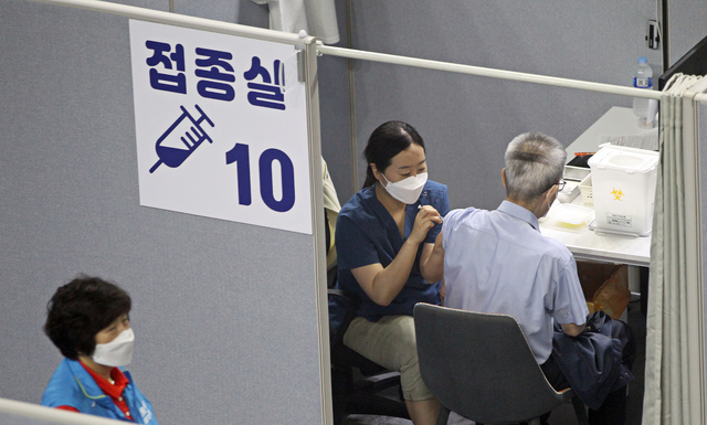 [서울=뉴시스]전진환 기자 = 국내에서 코로나19 백신 접종이 시작 100일 째인 5일 오전  서울 동작구 사당종합체육관에 마련된 신종 코로나바이러스 감염증(코로나19) 예방접종센터에서 시민들이 화이자 백신 접종을 받고 있다. (사진=동작구 제공) 2021.06.05. photo@newsis.com *재판매 및 DB 금지