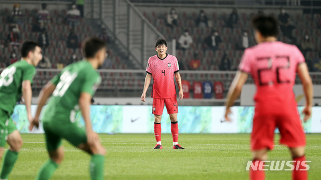 [고양=뉴시스]최진석 기자 = 5일 오후 경기 고양종합운동장에서 열린 '2022년 FIFA 월드컵 아시아 지역 2차 예선' 대한민국과 투르크메니스탄의 경기, 김민재가 경기 상황을 지켜보고 있다. 2021.06.05. myjs@newsis.com