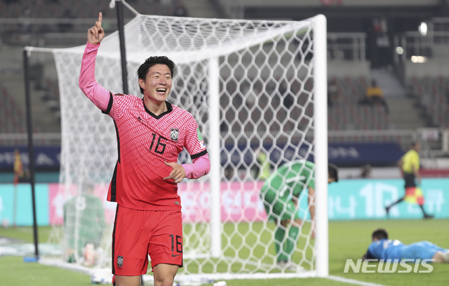 [고양=뉴시스]최진석 기자 = 5일 오후 경기 고양종합운동장에서 열린 '2022년 FIFA 월드컵 아시아 지역 2차 예선' 대한민국과 투르크메니스탄의 경기, 황의조가 골을 넣은 뒤 기뻐하고 있다. 2021.06.05. myjs@newsis.com