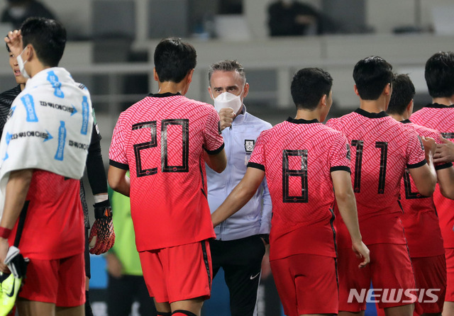 [고양=뉴시스]전진환 기자 = 월드컵 아시아예선 한국과 투르크메니스탄의 경기가 열린 5일 경기도 고양시 고양종합운동장에서 한국이 5대0으로 승리 한 후 파울루 벤투 감독이 선수들을 격려하고 있다. 2021.06.05. amin2@newsis.com