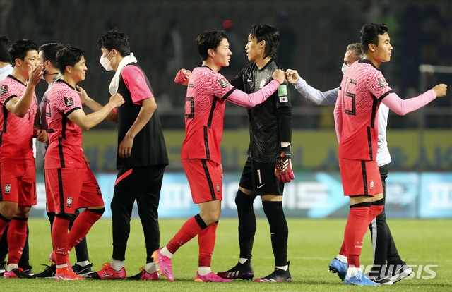 [고양=뉴시스]최진석 기자 = 5일 오후 경기 고양종합운동장에서 열린 '2022년 FIFA 월드컵 아시아 지역 2차 예선' 대한민국과 투르크메니스탄의 경기에서 5대0으로 승리를 거둔 파울루 벤투 감독이 황의조와 주먹인사를 하고 있다. 2021.06.05. myjs@newsis.com