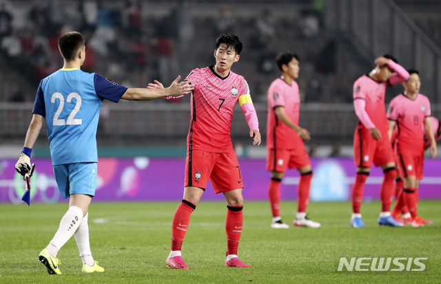 [고양=뉴시스]최진석 기자 = 5일 오후 경기 고양종합운동장에서 열린 '2022년 FIFA 월드컵 아시아 지역 2차 예선' 대한민국과 투르크메니스탄의 경기에서 5대0으로 승리를 거둔 대한민국 축구대표팀 손흥민이 투르크메니스탄 골키퍼와 인사를 나누고 있다. 2021.06.05. myjs@newsis.com