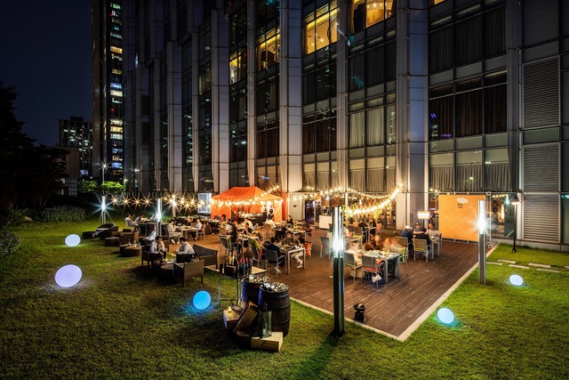 [서울=뉴시스]쉐라톤 그랜드 인천 '비플랫' 야외 테라스