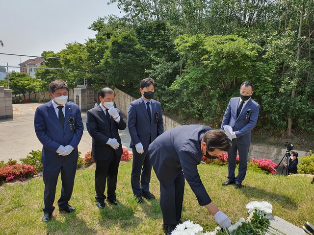 [포항=뉴시스] 강진구 기자 = 경북 포항해양과학고는 6일 오전 교정에서 참전 학도의용군 선배와 총 동창회 관계자, 교직원, 재학생 등 70여명이 참석한 가운데 6·25참전 학도의용군 호국영웅을 기리는 추념식을 개최했다.사진은 분향하는 이칠구 도의원.2021.06.06.photo@newsis.com *재판매 및 DB 금지