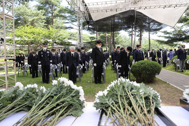 [강릉=뉴시스] 김경목 기자 = 권성동 국회의원, 김한근 강릉시장, 강희문 강릉시의회 의장, 심영섭 강원도의원 등 지역 정·관계 인사들과 보훈단체 관계자들이 현충일인 6일 오전 강릉시 경포대 충혼탑에서 묵념을 하고 있다. (사진=강릉시청 제공) 2021.06.06. photo@newsis.com&nbsp; *재판매 및 DB 금지