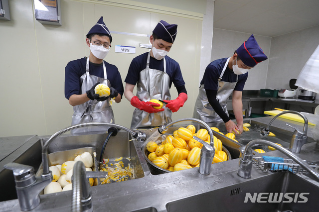 [서울=뉴시스] 국방부는 지난 3일 취재진에게 육군 9사단 예하 부대의 조리 현장을 공개했다. (사진/국방일보 제공) photo@newsis.com
