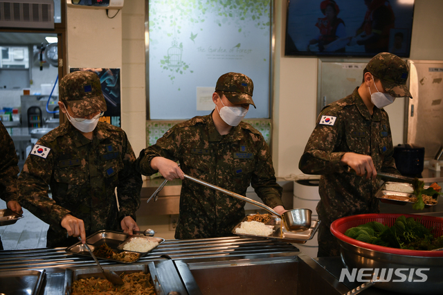 [서울=뉴시스] 국방부는 지난 3일 취재진에게 공군 3여단 예하 부대의 배식 현장을 공개했다. (사진/국방일보 제공) photo@newsis.com 