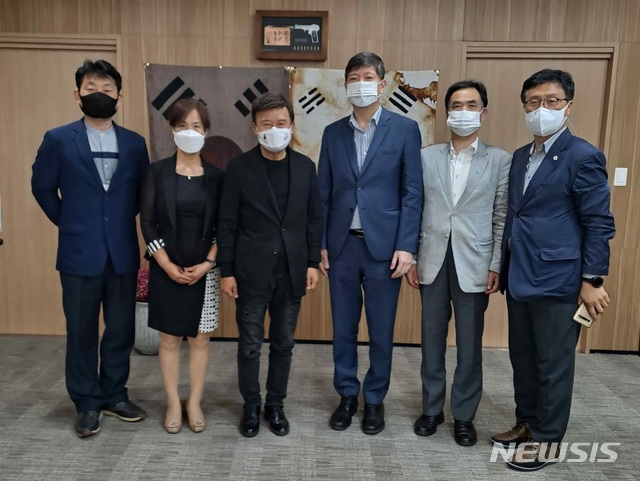 [서울=뉴시스] 김원웅 광복회장(왼쪽 세 번째)이 6일 '국립묘지법' 개정에 관한 정담회를 마치고 김홍걸 의원(왼쪽 네 번째) 등 참석자들과 포즈를 취하고 있다. (사진/광복회 제공) photo@newsis.com