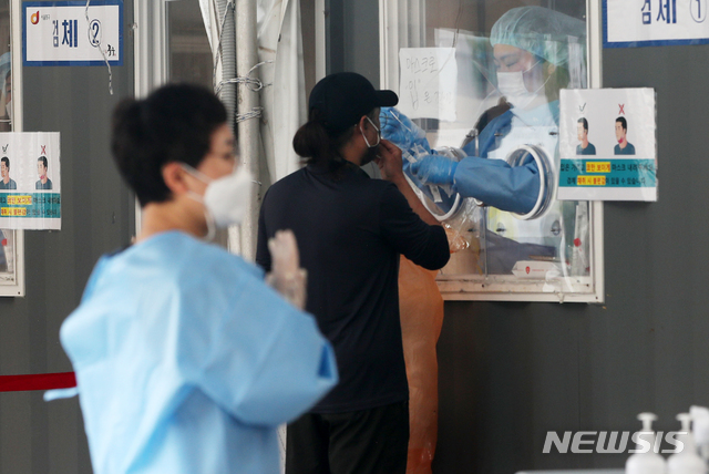 [서울=뉴시스]박주성 기자 = 국내 신종 코로나바이러스 감염증(코로나19) 신규 확진자 수가 500명대 중반을 기록한 6일 오전 서울 중구 서울역 광장 임시선별검사소에 시민들이 검사를 받고 있다. 2021.06.06. park7691@newsis.com