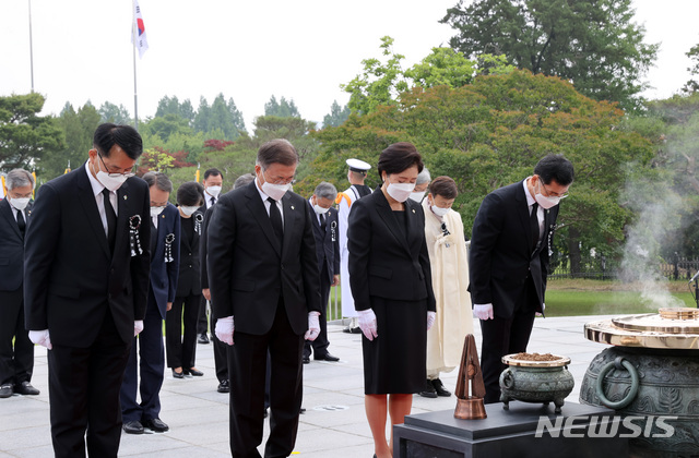 [서울=뉴시스]박영태 기자 = 문재인 대통령과 부인 김정숙 여사가 6일 서울 동작구 국립서울현충원에서 열린 제66회 현충일 추념식에 참석해 현충탑에 헌화 및 분향 후 순국선열 및 호국영령에 대해 묵념하고 있다. 2021.06.06. since1999@newsis.com