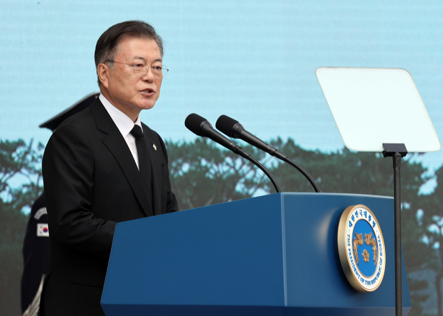 [서울=뉴시스]박영태 기자 = 문재인 대통령이 6일 서울 동작구 국립서울현충원에서 열린 제66회 현충일 추념식에 참석해 추념사를 하고 있다. 2021.06.06. since1999@newsis.com