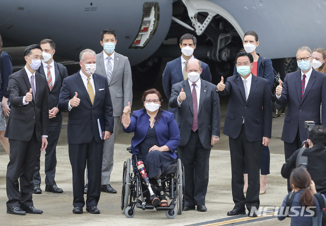 [타이베이=AP/뉴시스] 6일 대만 타이베이 송산 공항에 도착한 미 상원의원단인 크리스토퍼 쿤스(민주·델라웨어), 댄 설리번(공화·알래스카), 태미 덕워스(민주·일리노이) 의원이 엄지 손가락을 들어 보이고 있다. 3명의 의원은 이날 대만 차이잉원 총통을 만나 안보 등 이슈를 논의했다. 2021.06.06 