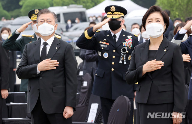 [서울=뉴시스]박영태 기자 = 문재인 대통령과 부인 김정숙 여사가 6일 서울 동작구 국립서울현충원에서 열린 제66회 현충일 추념식에 참석해 국기에 대한 경례를 하고 있다. 2021.06.06. since1999@newsis.com