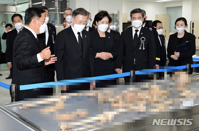 [서울=뉴시스]박영태 기자 = 문재인 대통령과 부인 김정숙 여사가 6일 서울 동작구 국방부 유해발굴감식단 신원확인센터를 방문, 유해감식실에서 허욱구 유해발굴단장으로부터 설명을 듣고 있다. 2021.06.06. since1999@newsis.com