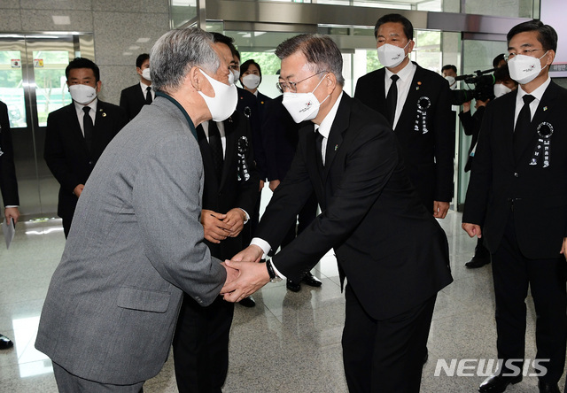 [서울=뉴시스]박영태 기자 = 문재인 대통령이 6일 서울 동작구 국방부 유해발굴감식단 신원확인센터를 방문, 최근에 신원이 확인된 고 일병 강성기의 남동생 강성남 씨와 인사를 하고 있다. 2021.06.06. since1999@newsis.com