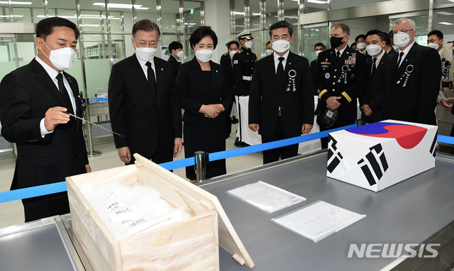 [서울=뉴시스]박영태 기자 = 문재인 대통령과 부인 김정숙 여사가 6일 서울 동작구 국방부 유해발굴감식단 신원확인센터를 방문, 유해감식실에서 허욱구 유해발굴단장으로부터 설명을 듣고 있다. 2021.06.06. since1999@newsis.com