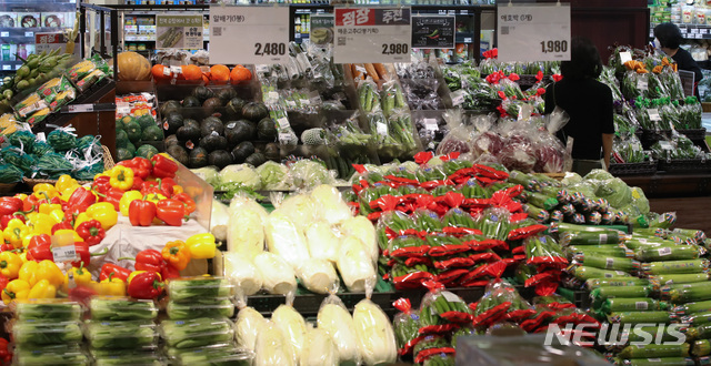 한은 "경제활동 정상화 과정에서 인플레 압력 커질 수 있다"