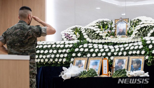 [성남=뉴시스]박주성 기자 = 6일 경기 성남 국군수도병원에 마련된 공군 성추행 피해 부사관 이모 중사의 빈소를 찾은 조문객이 조문을 하고 있다. (공동취재사진). 2021.06.06. photo@newsis.com