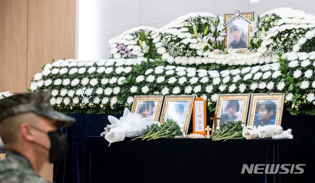 [성남=뉴시스]박주성 기자 = 6일 경기 성남 국군수도병원에 마련된 공군 성추행 피해 부사관 이모 중사의 빈소를 찾은 조문객이 조문을 하고 있다. (공동취재사진). 2021.06.06. photo@newsis.com